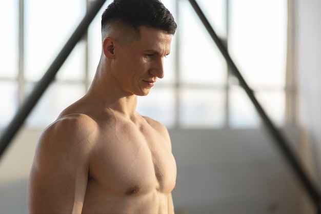 사진 심각한 히스패닉 근육질의 남자 선수 실내 건강한 라이프 스타일 개념 복사 공간