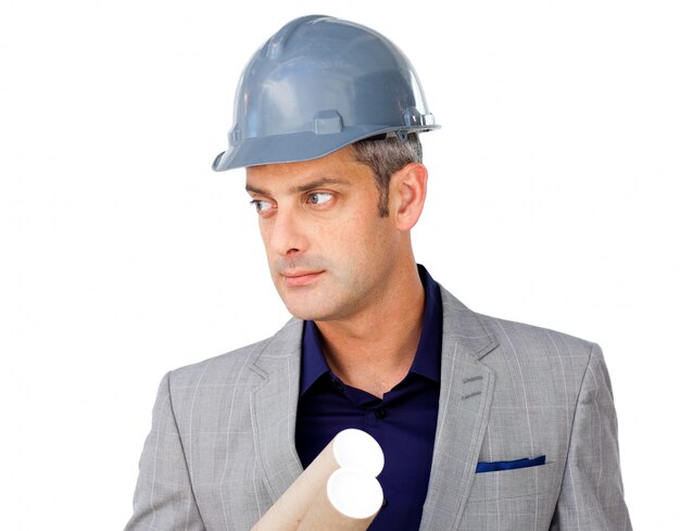 Серьезный мужской архитектор, одетый в hardhat