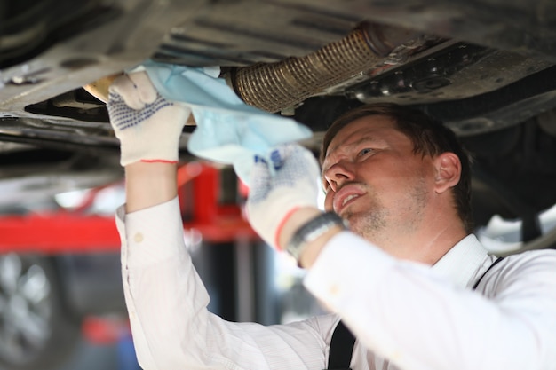 Foto lavoratore maschio serio occupato con la riparazione