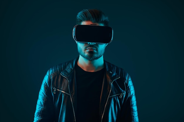 Uomo serio che sperimenta la realtà virtuale in cuffia