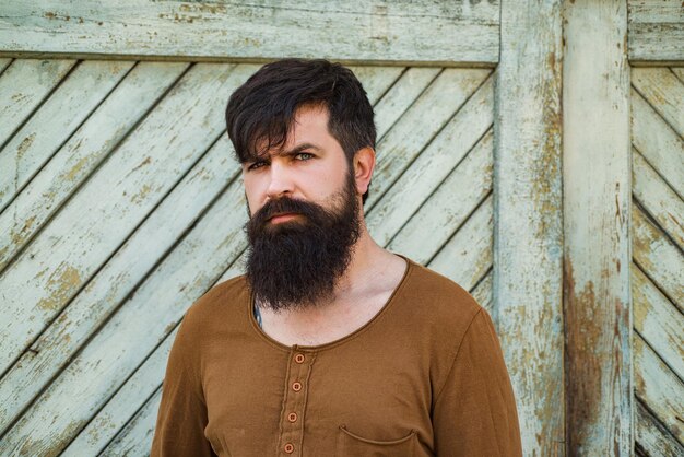 Photo serious man looking at camera. handsome hipster man with beard.