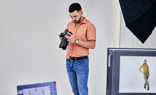 Foto fotografo serio e uomo sulla macchina fotografica in studio per il progetto di una rivista di riprese o contenuti online backstage o pensiero maschile per il web design di moda professionale digitale o catalogo internet creativo