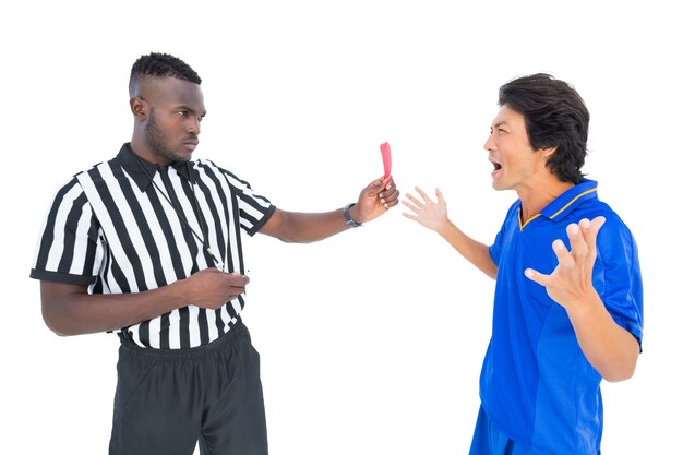 Серьезный судья показывает красную карточку игроку