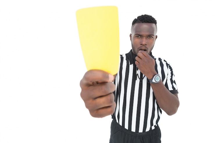 Photo serious referee showing yellow card