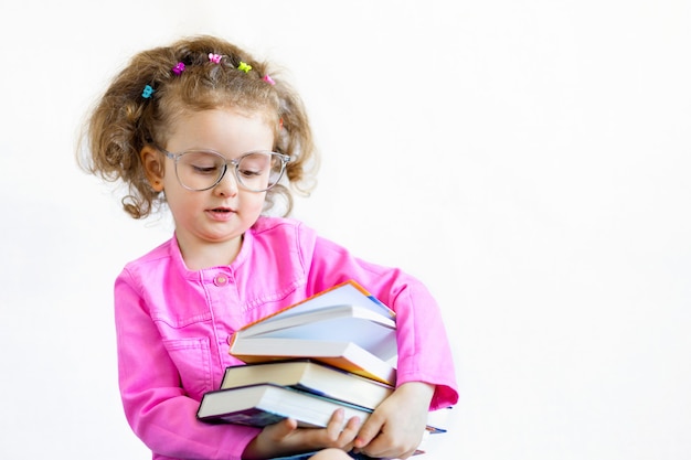 Серьезная умная девушка в больших очках, читая книгу стека. Обучение, образование, знания. обратно в школу
