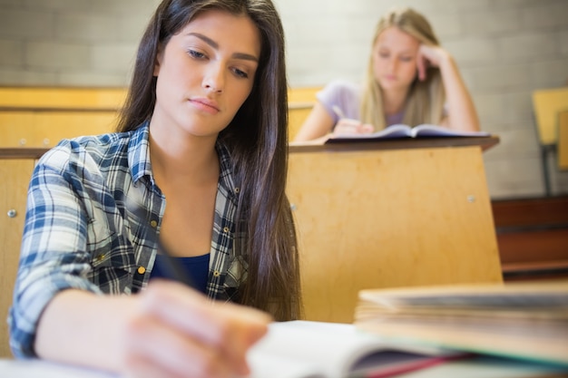 Foto studenti seri che lavorano in classe in università