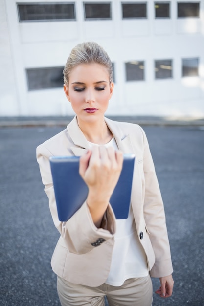 Foto computer alla moda serio della compressa della tenuta della donna di affari