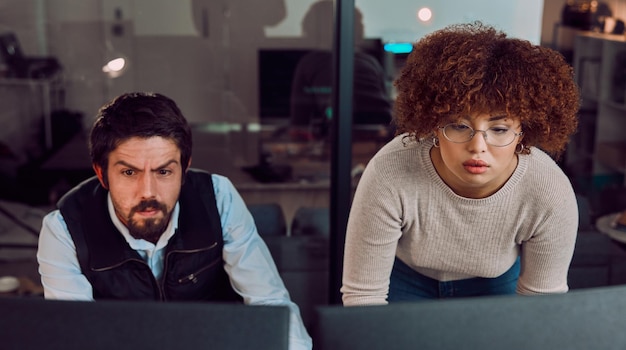 Foto lavoro di squadra serio e digitale con le persone al computer per la programmazione di codifica e software tecnologia di sviluppo e database con uomo e donna nera per codice di cloud computing e sicurezza informatica