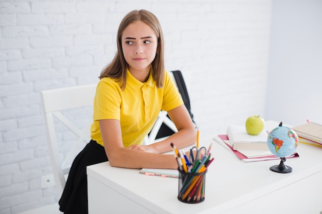 Photo serious teenager at lesson