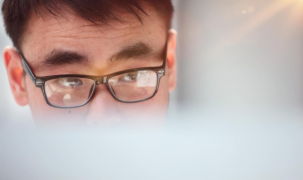 Photo serious thinking asian businessman working inside modern office