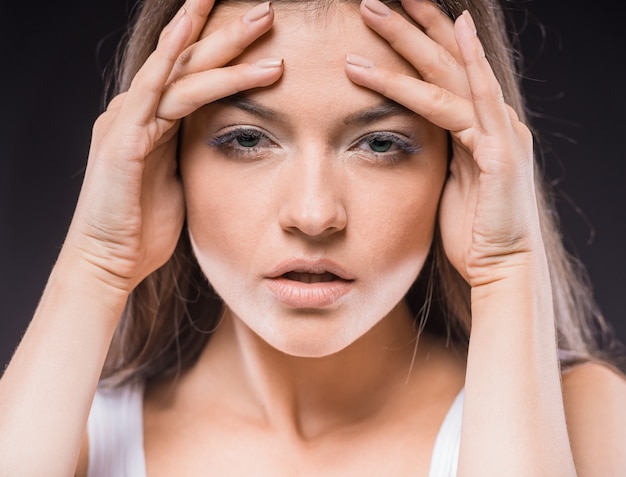 Giovane donna seria che guarda l'obbiettivo.