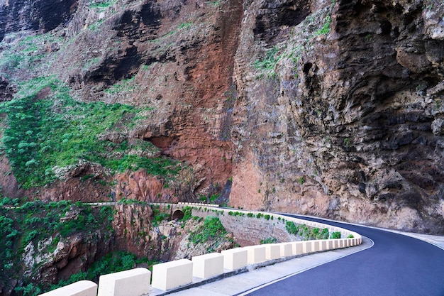 山の蛇紋岩高地の崖の危険な急な道