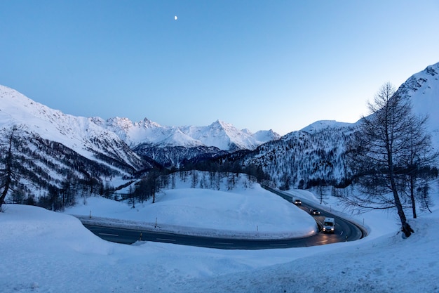 Serpentine road winter op bernina pass italië en zweedse deel in alp bergen met sneeuw