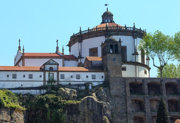Вид весны монастыря Серра-ду-Пилар, городок Вила-Нова-де-Гайя, район Порту, Португалия. Построен в 17 веке.