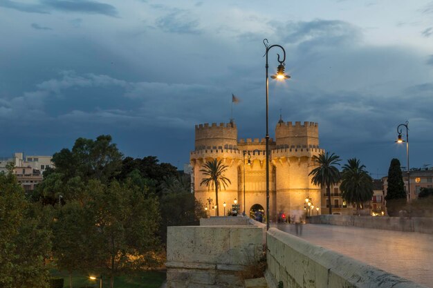 Serrano gate o torres de serrano dalla vista frontale del ponte valencia