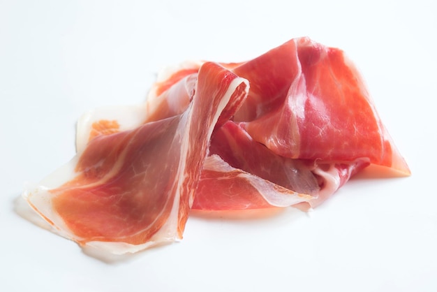 Prosciutto serrano in fondo bianco