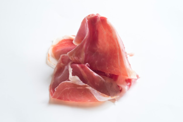 Serranoham op witte achtergrond