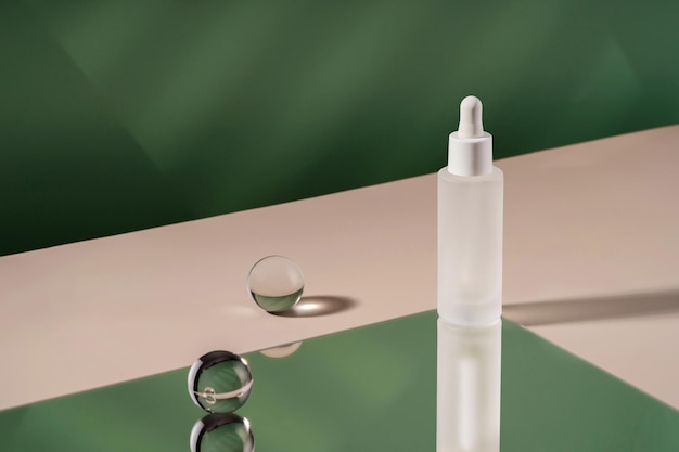 Serum cosmetische fles met peptiden en retinol op podium sokkel op groene achtergrond Hyaluronzuur cosmetica product mock up verpakking met stijlvolle rekwisieten Serum beauty dropper mockup