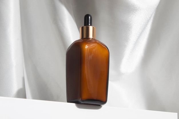 Serum druppelaar cosmetische glazen fles, productverpakking mockup container, branding luxe schoonheidsmode