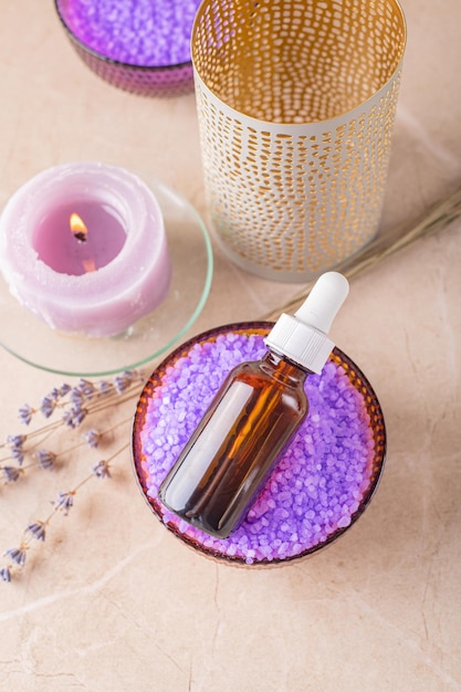 Foto siero per la cura del viso e dei capelli con estratto di lavanda aromaterapia e relax termale