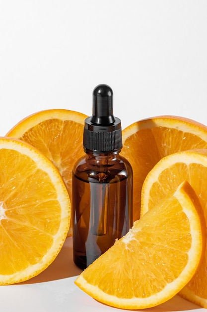 Serum in amber glazen druppelfles en cosmetica met vitamine C Immuniteitsbeschermingsconcept antivirale preventie Essentiële olie uit citrusvruchten