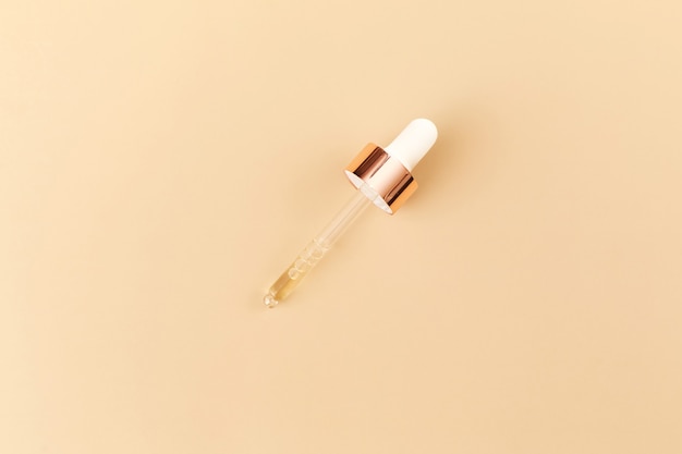 Serum met pipet geïsoleerd op beige