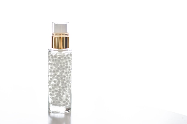 Serumgel of cosmetische primer-basislotion in een fles luxe huidverzorgingsproduct