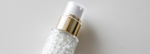 Serumgel of cosmetische primer-basislotion in een fles luxe huidverzorgingsproduct