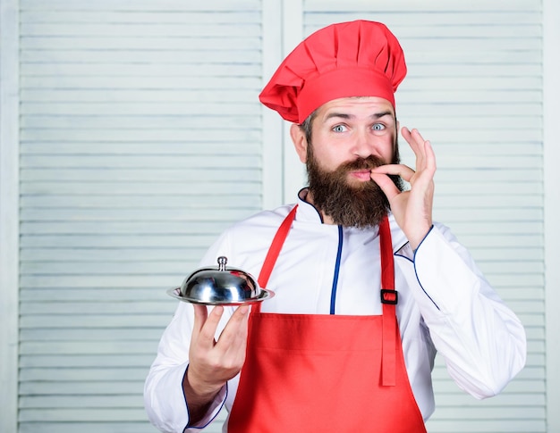 Подавать еду Кулинарный мужчина держит поднос с кухонной посудой в ресторане Приготовление здоровой пищи Зрелый хипстер с бородой Диета из органических продуктов Счастливый бородатый рецепт шеф-повара Это идеально