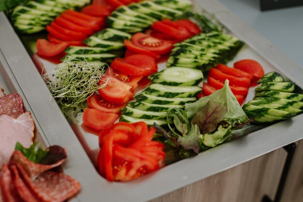 Tavolo servito a buffet con verdure, formaggi e carne all'interno del ristorante