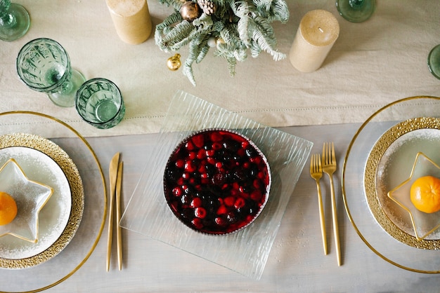 クリスマスディナーにお祝いのテーブルを提供。テーブルの上のベリーパイ