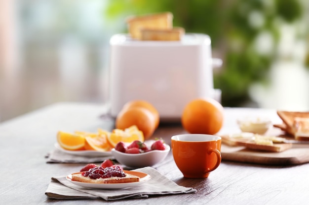 ぼんやりした背景のトーストコーヒーとフルーツで朝食のテーブル