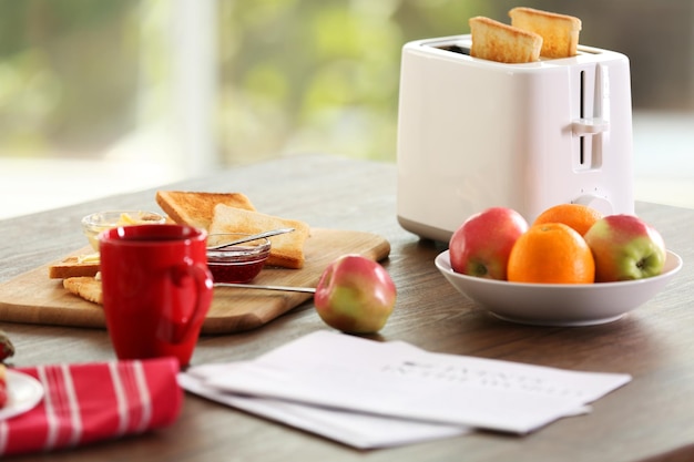 薄い背景のトーストコーヒーと果物で朝食のテーブルを用意した