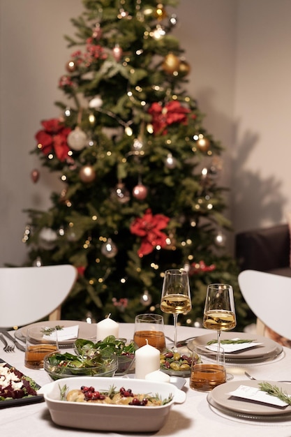 Tavolo servito con cibi e bevande preparati per la cena di natale