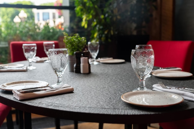 Foto tavoli serviti in splendidi interni di bar o ristoranti