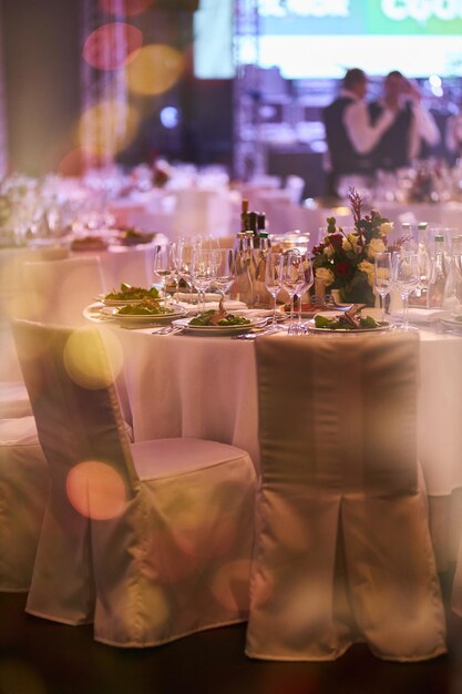 Photo served tables at the celebration served tables with white tablecloths