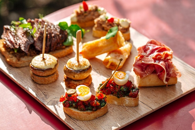 Serveerplank met diverse gastronomische bruschetta's