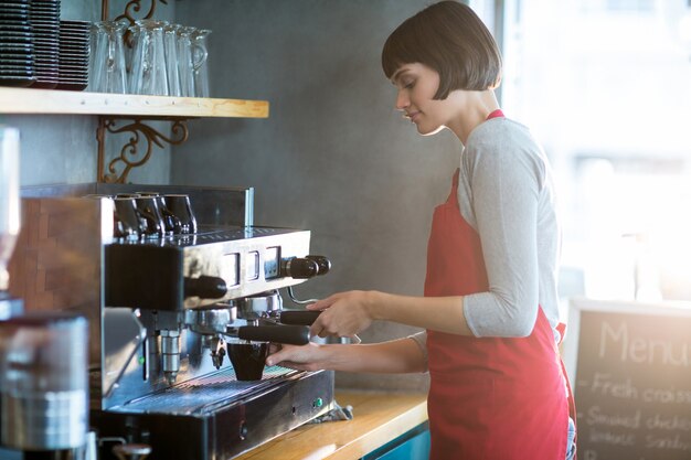 Serveerster kopje koffie maken