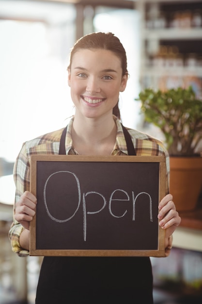 serveerster schoolbord met open teken tonen