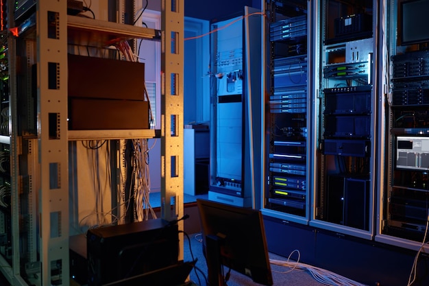 Серверная комната современного центра обработки данных со стойками и проводами