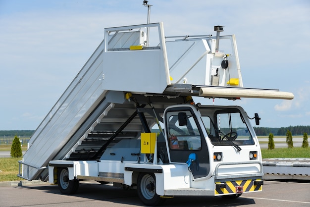 Service car, passenger gangway, airport, passenger service.