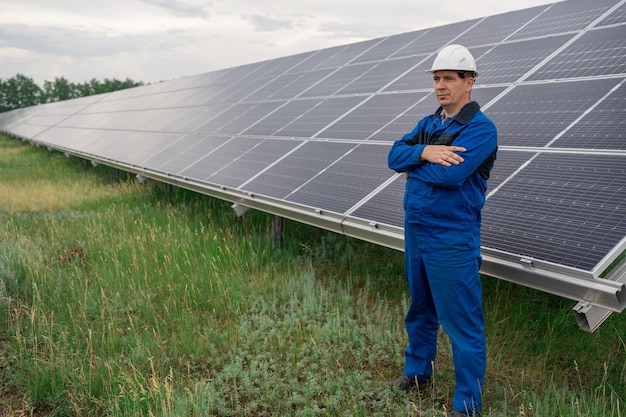 Service ingenieur man die met de armen gekruist staat voor zonnepanelen onderhoudstechnicus sola