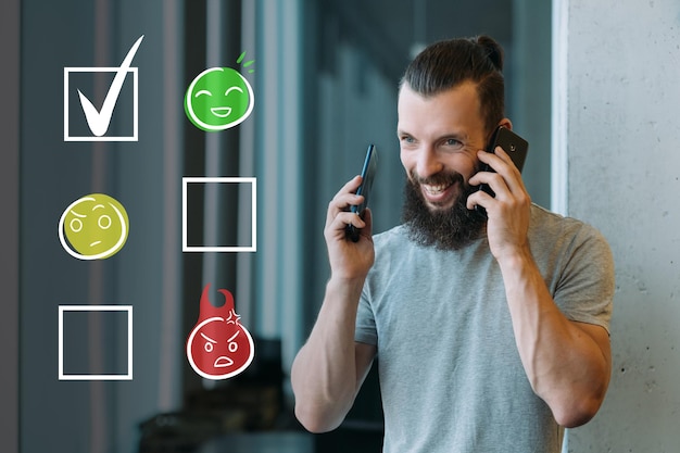 サービスランキングモバイル調査優れた印象絵文字チェックリストのイラスト付きの電話で満足している幸せな男性のクライアント評価製品