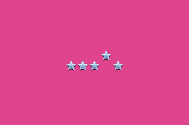 ピンクの背景の星の評価とサービスの評価とサービス提供のコンセプト。最小限