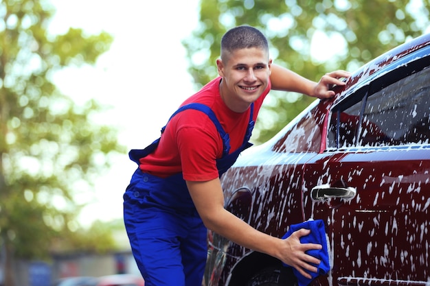 Photo serviceman washing a car