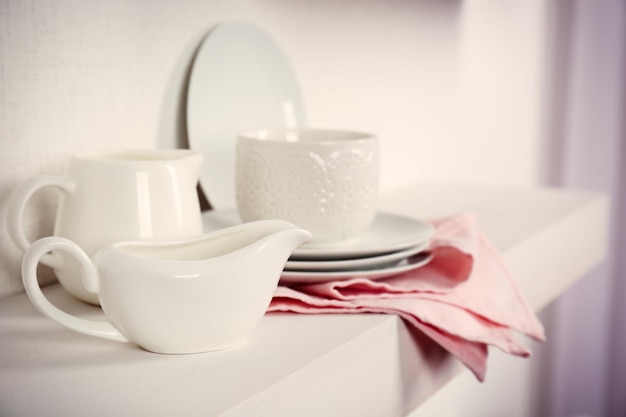 Servies met roze servet op een witte achtergrond close-up