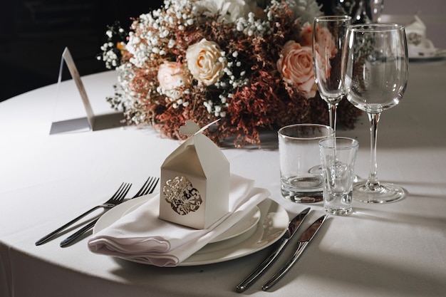 Foto serviesglazen, bloemvork, mes geserveerd voor het diner in restaurant met gezellig interieur