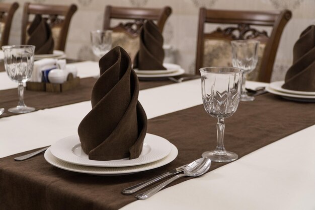 сервировка банкетного стола в роскошном ресторане в коричнево-белом стиле