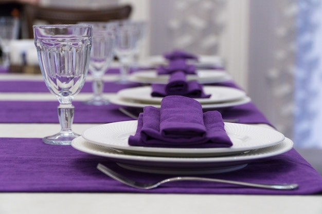 紫と白のスタイルの豪華なレストランで宴会テーブルを提供