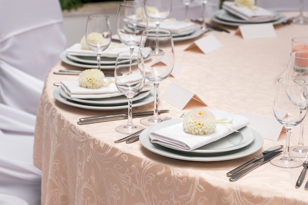 Serving flowered, table decorations in the restaurant